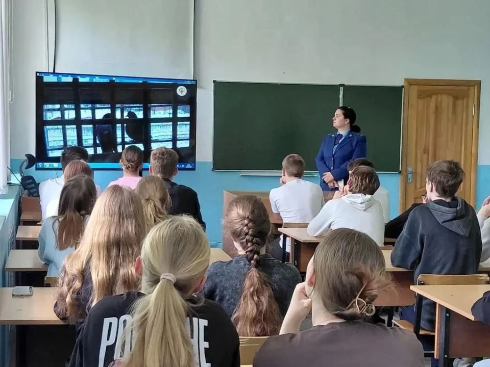 В Меленках помощник прокурора района Евгения Назарова рассказала школьникам об ответственности несовершеннолетних В Меленках помощник прокурора района Евгения Назарова рассказала школьникам об ответственности несовершеннолетних