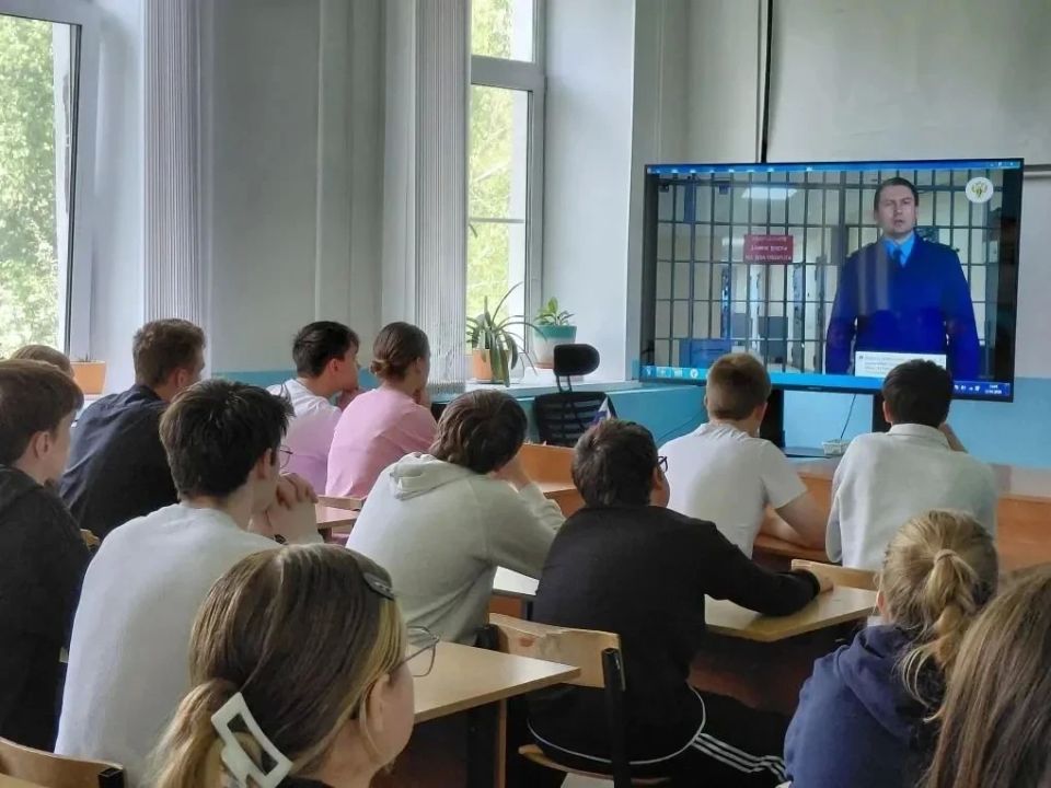 В Меленках помощник прокурора района Евгения Назарова рассказала школьникам об ответственности несовершеннолетних В Меленках помощник прокурора района Евгения Назарова рассказала школьникам об ответственности несовершеннолетних