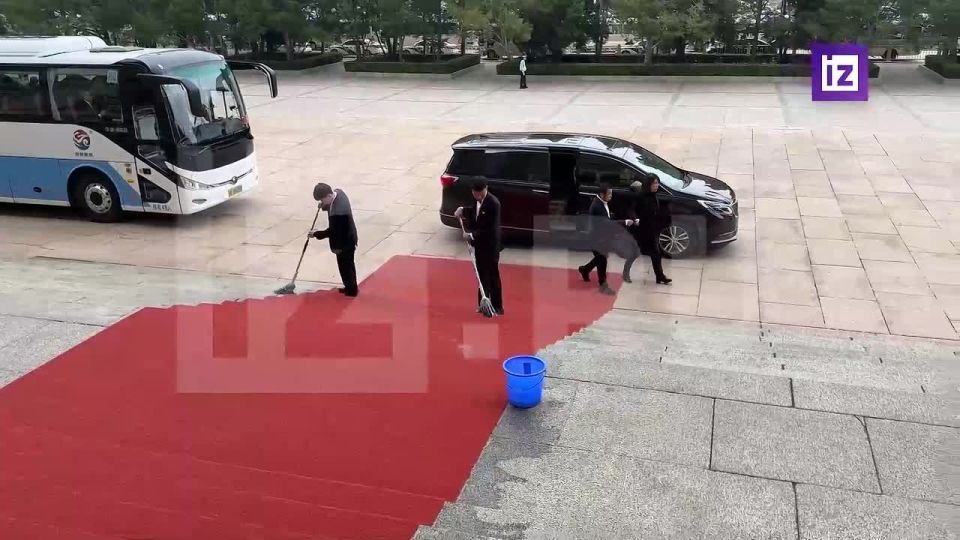 Пекин вовсю готовится к встрече Владимира Путина и Си Цзиньпина — корреспондент "Известий" Виктор Синеок показал обстановку у Дома народных собраний в столице КНР