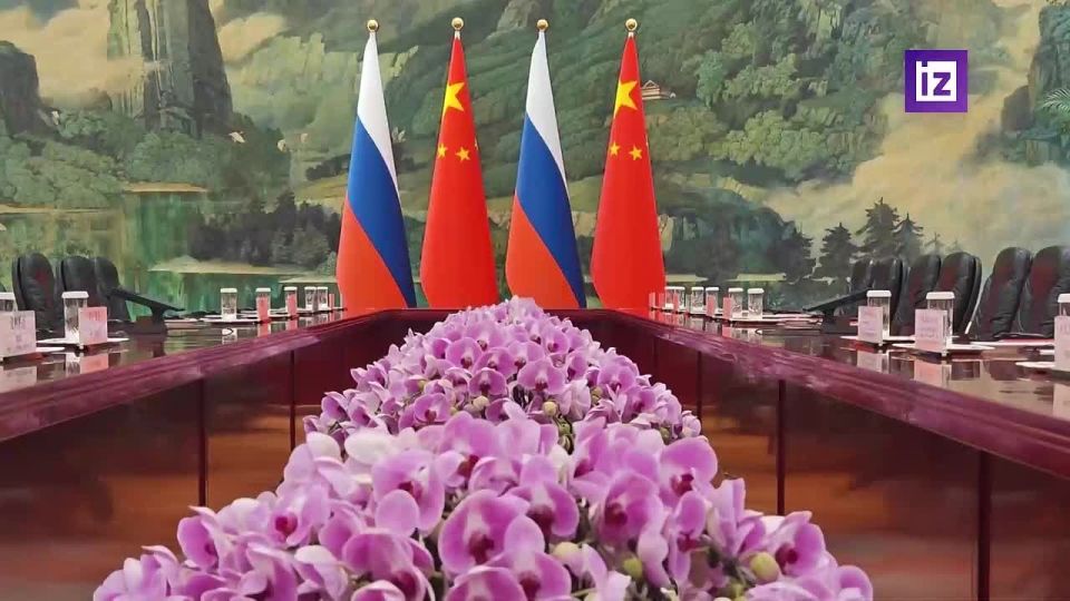 Подготовка к визиту Владимира Путина в Дом народных собраний на площади Тяньаньмэнь в Пекине завершилась, сообщили на Центральном телевидении Китая