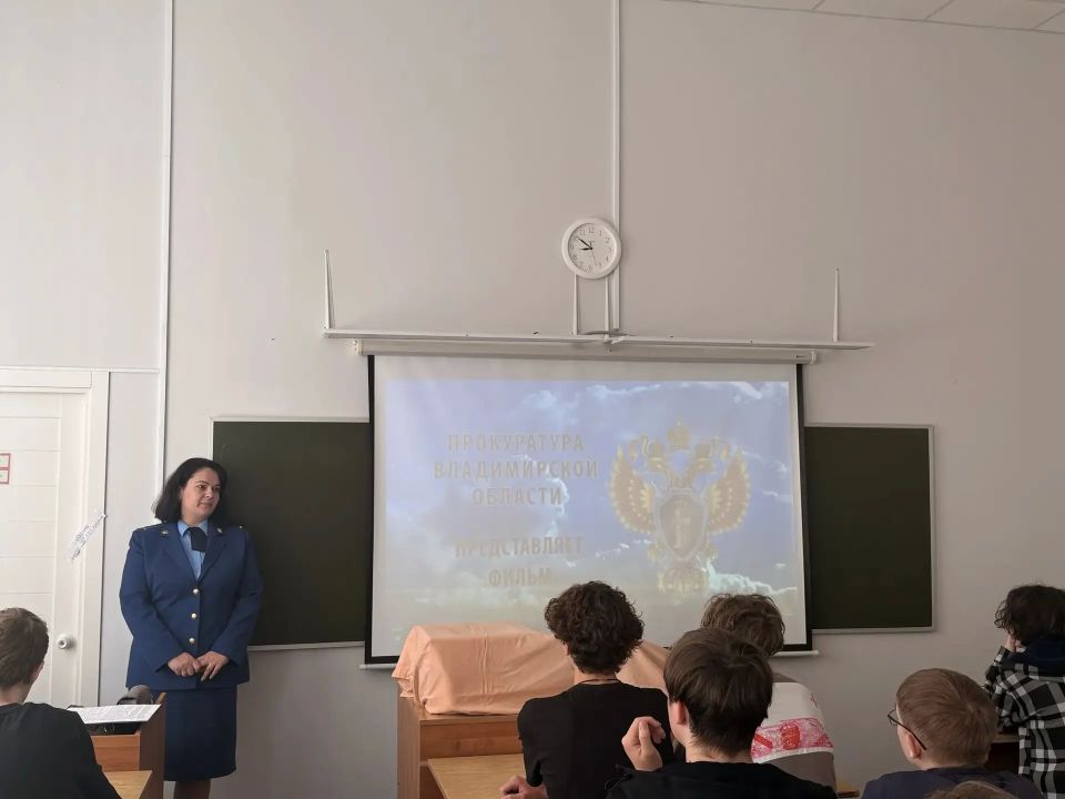 В Меленках помощник прокурора района Евгения Назарова рассказала школьникам об ответственности несовершеннолетних В Меленках помощник прокурора района Евгения Назарова рассказала школьникам об ответственности несовершеннолетних