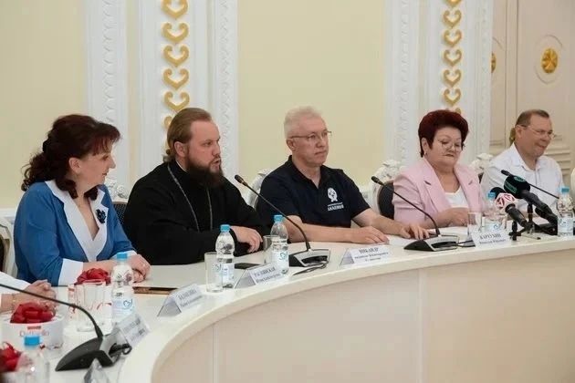 Вячеслав Картухин поприветствовал участников церемонии награждения «Педагога года»