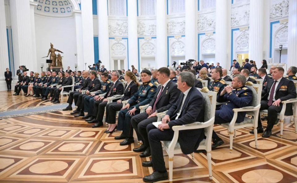 Владимир Путин провел встречу с выпускниками программы «Время героев» в Кремле Владимир Путин провел встречу с выпускниками программы «Время героев» в Кремле