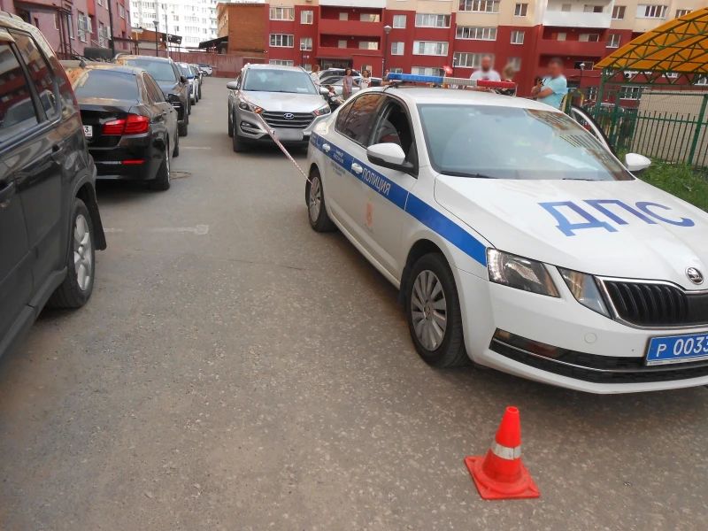 Автомобиль «Рено» сбил электросамокатчика, который пытался неудачно перестроиться Автомобиль «Рено» сбил электросамокатчика, который пытался неудачно перестроиться