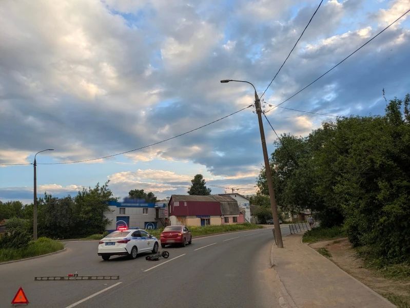 Автомобиль «Рено» сбил электросамокатчика, который пытался неудачно перестроиться Автомобиль «Рено» сбил электросамокатчика, который пытался неудачно перестроиться