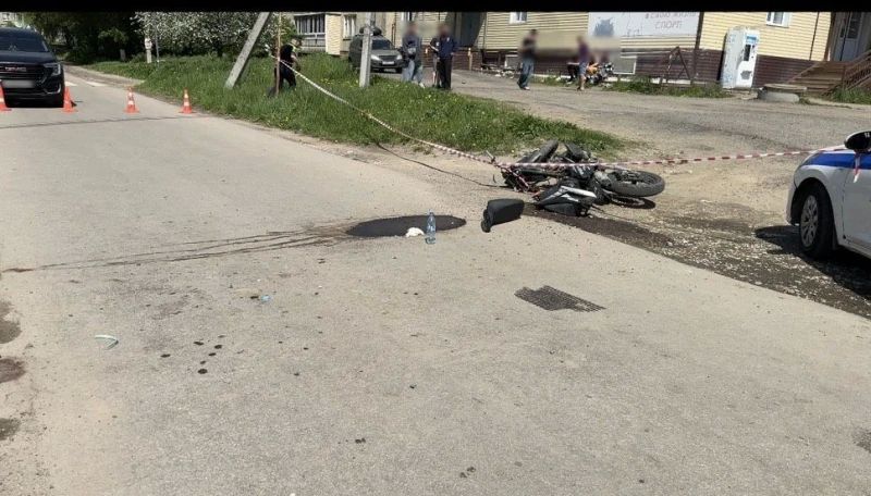 Автомобиль «Рено» сбил электросамокатчика, который пытался неудачно перестроиться Автомобиль «Рено» сбил электросамокатчика, который пытался неудачно перестроиться
