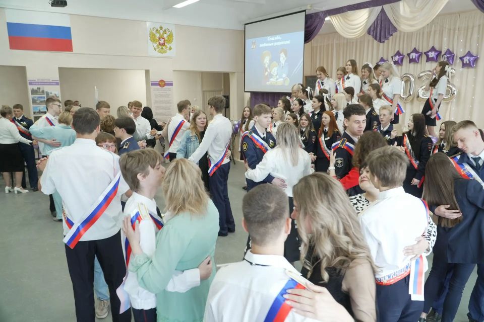 Сегодня в школах Коврова для 595 одиннадцатиклассников звучит последний звонок — трогательный праздник прощания со школой! Сегодня в школах Коврова для 595 одиннадцатиклассников звучит последний звонок — трогательный праздник прощания со школой!