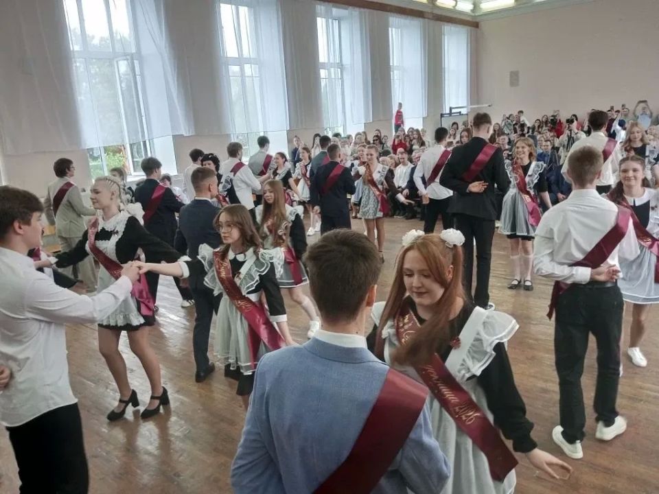 Сегодня в школах Коврова для 595 одиннадцатиклассников звучит последний звонок — трогательный праздник прощания со школой! Сегодня в школах Коврова для 595 одиннадцатиклассников звучит последний звонок — трогательный праздник прощания со школой!