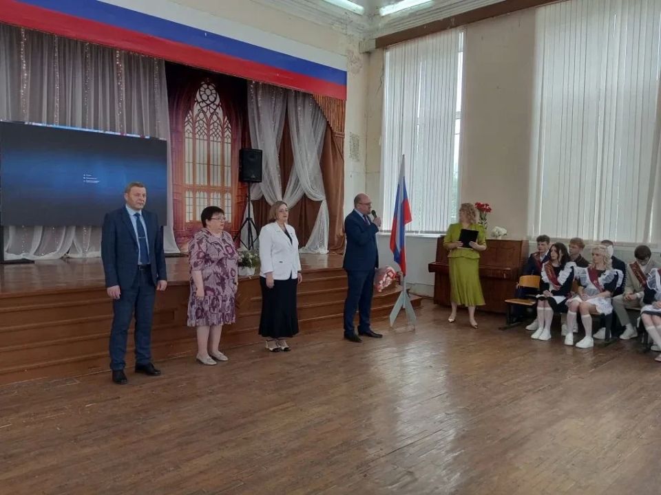 Сегодня в школах Коврова для 595 одиннадцатиклассников звучит последний звонок — трогательный праздник прощания со школой! Сегодня в школах Коврова для 595 одиннадцатиклассников звучит последний звонок — трогательный праздник прощания со школой!