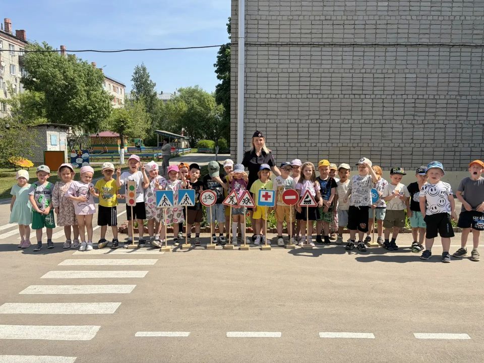 Сотрудники полиции продолжают проводить мероприятия по профилактике дорожных происшествий с юными жителями региона Сотрудники полиции продолжают проводить мероприятия по профилактике дорожных происшествий с юными жителями региона