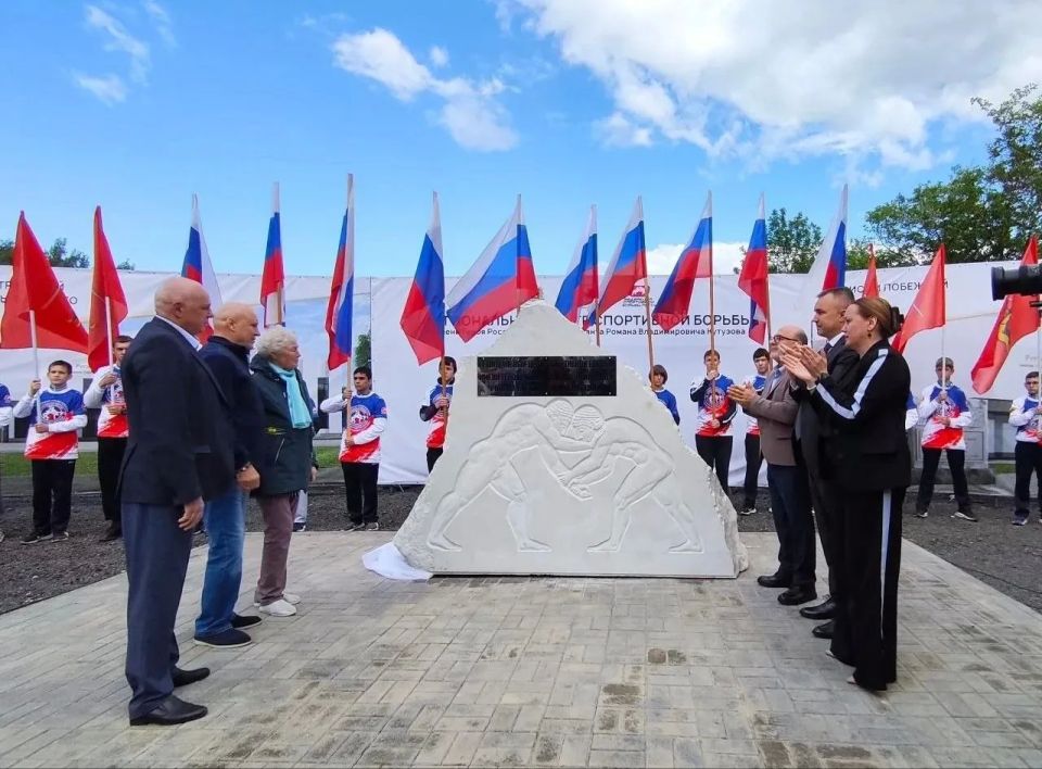 Вячеслав Картухин принял участие в открытии чемпионата России в Суздале и закладке камня на месте будущего центра борьбы во Владимире Вячеслав Картухин принял участие в открытии чемпионата России в Суздале и закладке камня на месте будущего центра борьбы во Владимире