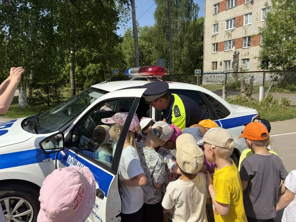 Сотрудники полиции продолжают проводить мероприятия по профилактике дорожных происшествий с юными жителями региона Сотрудники полиции продолжают проводить мероприятия по профилактике дорожных происшествий с юными жителями региона
