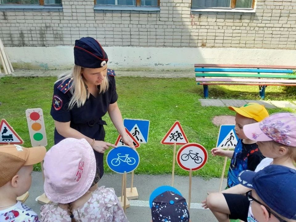 Сотрудники полиции продолжают проводить мероприятия по профилактике дорожных происшествий с юными жителями региона Сотрудники полиции продолжают проводить мероприятия по профилактике дорожных происшествий с юными жителями региона