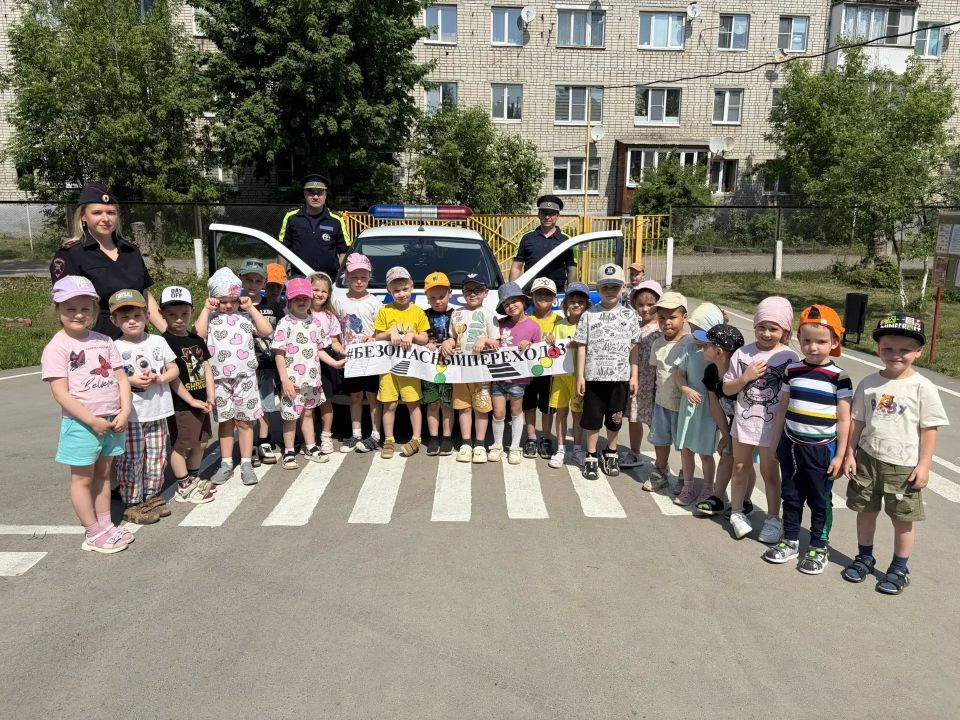 Сотрудники полиции продолжают проводить мероприятия по профилактике дорожных происшествий с юными жителями региона Сотрудники полиции продолжают проводить мероприятия по профилактике дорожных происшествий с юными жителями региона
