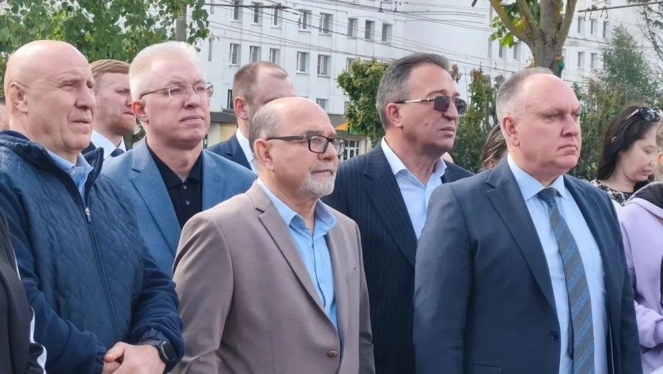 Вячеслав Картухин принял участие в открытии чемпионата России в Суздале и закладке камня на месте будущего центра борьбы во Владимире Вячеслав Картухин принял участие в открытии чемпионата России в Суздале и закладке камня на месте будущего центра борьбы во Владимире