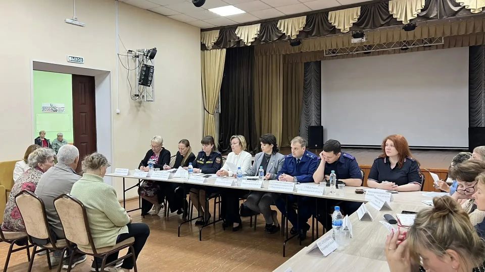 Старший помощник прокурора Камешковского района Вячеслав Егоров принял участие в «Правовом поезде» Старший помощник прокурора Камешковского района Вячеслав Егоров принял участие в «Правовом поезде»