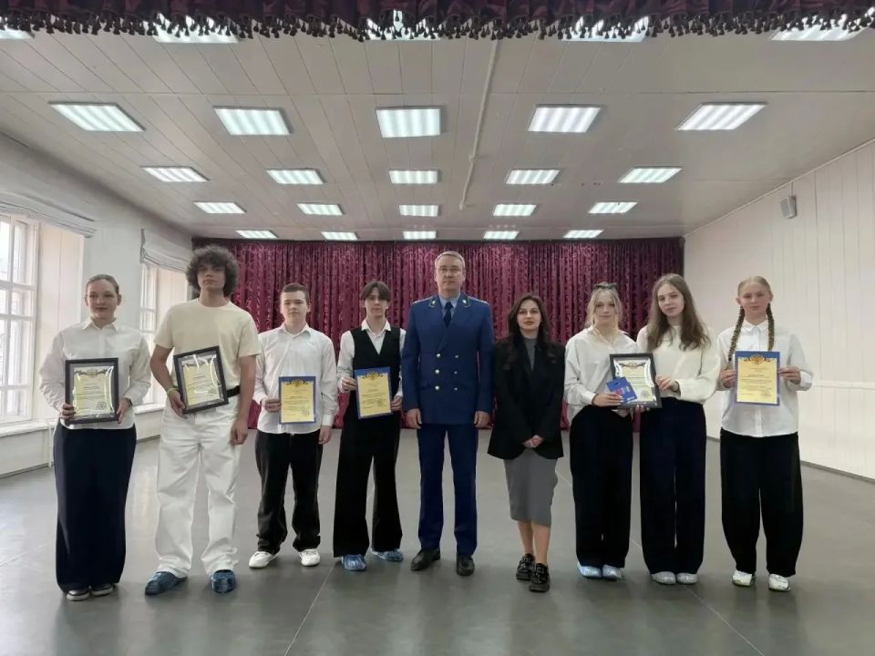 В Александрове городской прокурор Андрей Антонов наградил победителей конкурса плакатов В Александрове городской прокурор Андрей Антонов наградил победителей конкурса плакатов