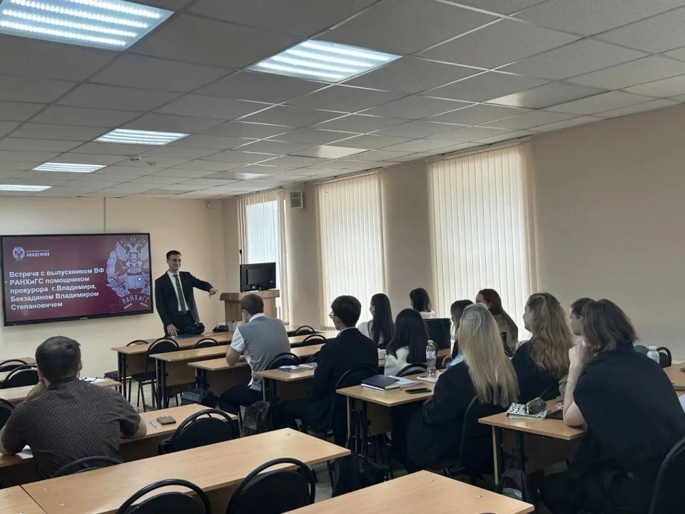 Помощник прокурора города Владимира Владимир Бекзадян рассказал будущим юристам о службе в надзорном ведомстве Помощник прокурора города Владимира Владимир Бекзадян рассказал будущим юристам о службе в надзорном ведомстве