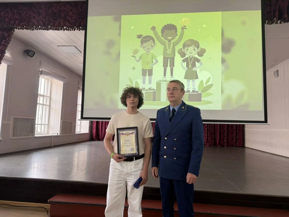 В Александрове городской прокурор Андрей Антонов наградил победителей конкурса плакатов В Александрове городской прокурор Андрей Антонов наградил победителей конкурса плакатов