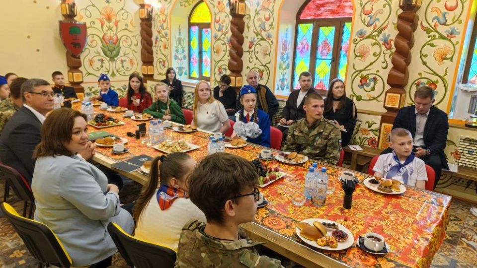 Александр Авдеев: В День защиты детей встретился с активом «Движения первых» Александр Авдеев: В День защиты детей встретился с активом «Движения первых»