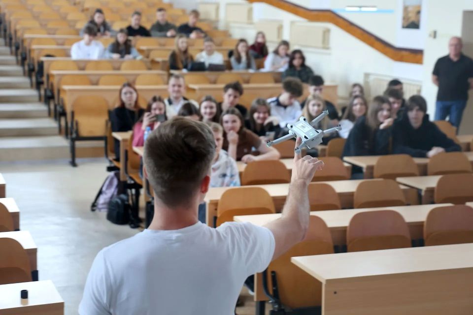 Учебно-методический центр военно-патриотического воспитания молодежи «Авангард» Владимирской области провел в рамках нацпроекта «Молодежь и дети» прикладной мастер-класс по управлению беспилотными летательными аппаратами для... Учебно-методический центр военно-патриотического воспитания молодежи «Авангард» Владимирской области провел в рамках нацпроекта «Молодежь и дети» прикладной мастер-класс по управлению беспилотными летательными аппаратами для...