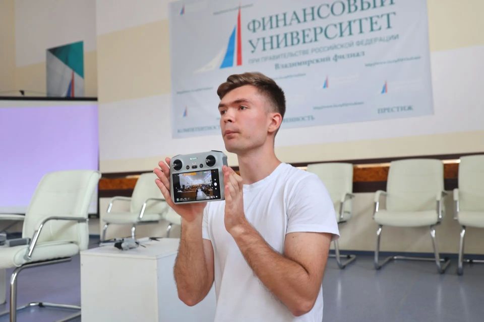 Учебно-методический центр военно-патриотического воспитания молодежи «Авангард» Владимирской области провел в рамках нацпроекта «Молодежь и дети» прикладной мастер-класс по управлению беспилотными летательными аппаратами для...