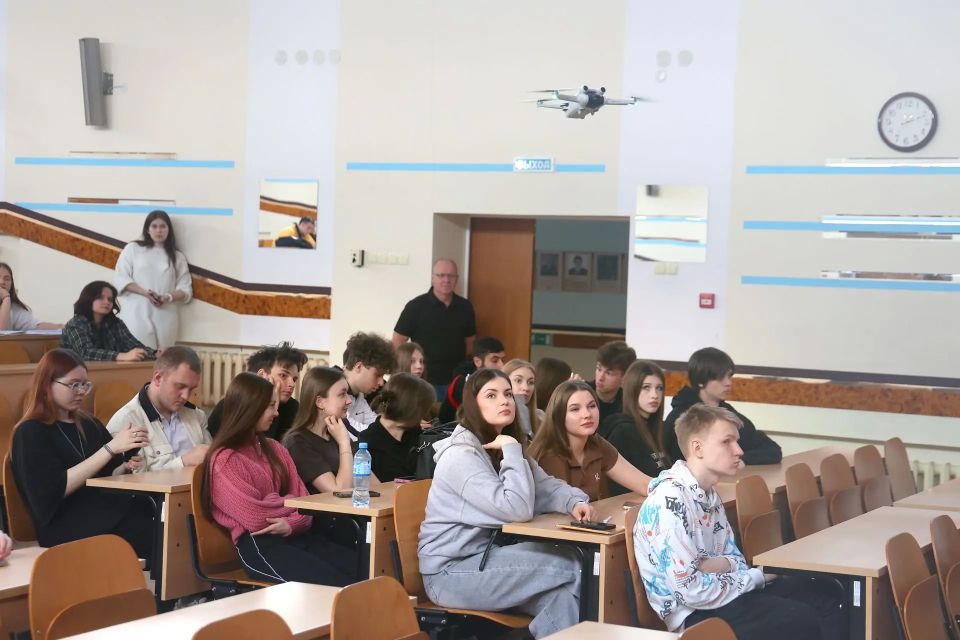 Учебно-методический центр военно-патриотического воспитания молодежи «Авангард» Владимирской области провел в рамках нацпроекта «Молодежь и дети» прикладной мастер-класс по управлению беспилотными летательными аппаратами для... Учебно-методический центр военно-патриотического воспитания молодежи «Авангард» Владимирской области провел в рамках нацпроекта «Молодежь и дети» прикладной мастер-класс по управлению беспилотными летательными аппаратами для...