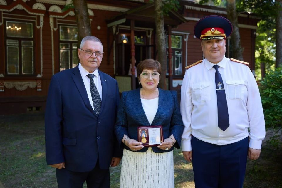 Председатель Законодательного Собрания Владимирской области Ольга Хохлова и заместитель председателя Вячеслав Картухин приняли участие в мероприятиях, посвящённых 365-летию со дня рождения выдающегося государственного... Председатель Законодательного Собрания Владимирской области Ольга Хохлова и заместитель председателя Вячеслав Картухин приняли участие в мероприятиях, посвящённых 365-летию со дня рождения выдающегося государственного...