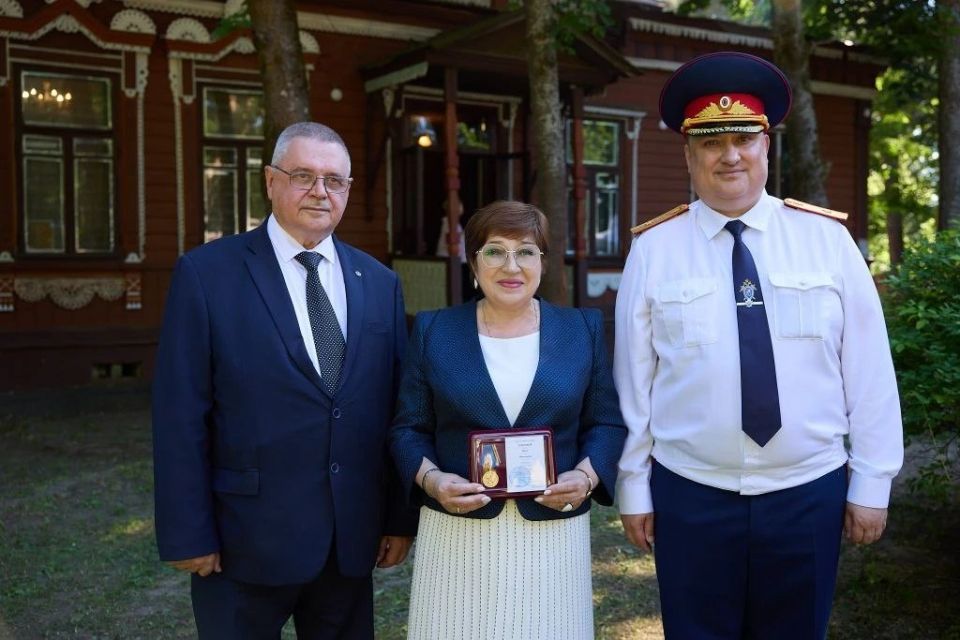 Председатель Законодательного Собрания Владимирской области Ольга Хохлова и заместитель председателя Вячеслав Картухин приняли участие в мероприятиях, посвящённых 365-летию со дня рождения выдающегося государственного... Председатель Законодательного Собрания Владимирской области Ольга Хохлова и заместитель председателя Вячеслав Картухин приняли участие в мероприятиях, посвящённых 365-летию со дня рождения выдающегося государственного...