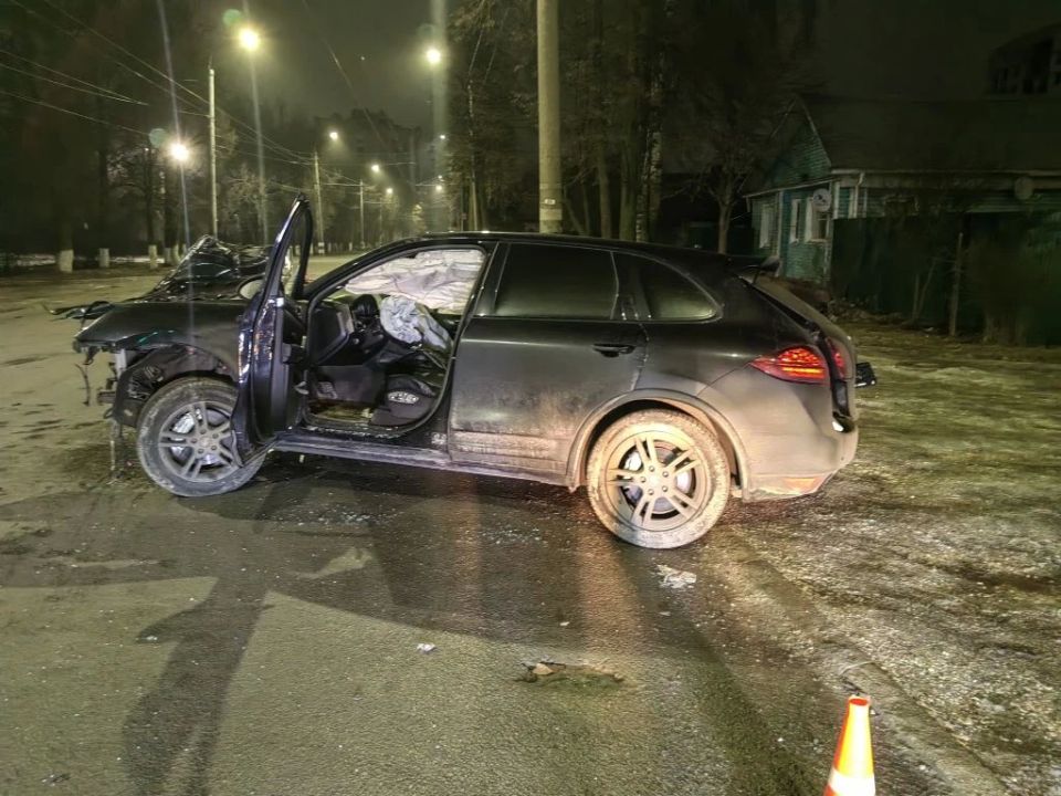 В Коврове прокурор направил в суд уголовное дело в отношении водителя автомобиля «Porshe Cayenne», скрывшегося с места аварии, в которой серьёзно пострадали двое пассажиров В Коврове прокурор направил в суд уголовное дело в отношении водителя автомобиля «Porshe Cayenne», скрывшегося с места аварии, в которой серьёзно пострадали двое пассажиров