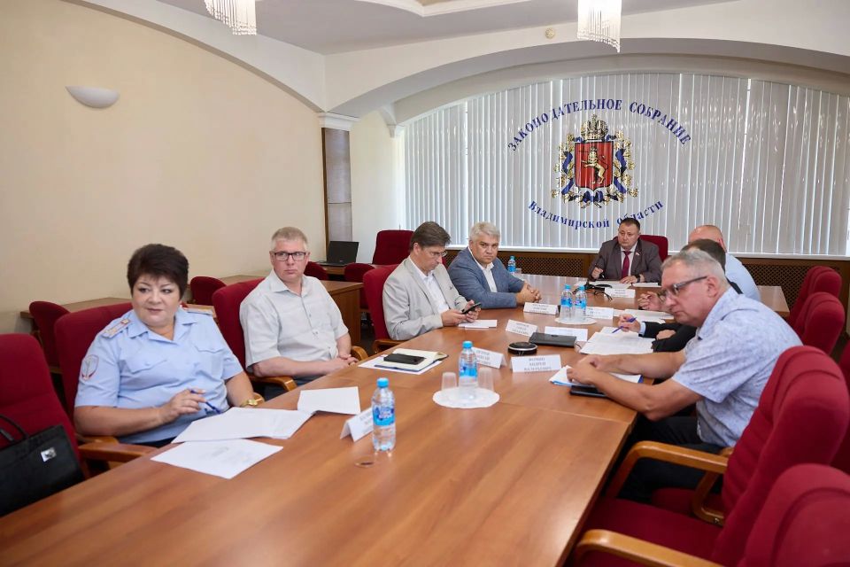 Депутаты Законодательного Собрания Владимирской области и их коллеги из парламента Санкт-Петербурга в режиме ВКС провели «круглый стол» на тему «Брошенные и неиспользуемые автотранспортные средства на городских улицах:... Депутаты Законодательного Собрания Владимирской области и их коллеги из парламента Санкт-Петербурга в режиме ВКС провели «круглый стол» на тему «Брошенные и неиспользуемые автотранспортные средства на городских улицах:...