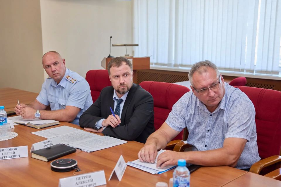 Депутаты Законодательного Собрания Владимирской области и их коллеги из парламента Санкт-Петербурга в режиме ВКС провели «круглый стол» на тему «Брошенные и неиспользуемые автотранспортные средства на городских улицах:... Депутаты Законодательного Собрания Владимирской области и их коллеги из парламента Санкт-Петербурга в режиме ВКС провели «круглый стол» на тему «Брошенные и неиспользуемые автотранспортные средства на городских улицах:...