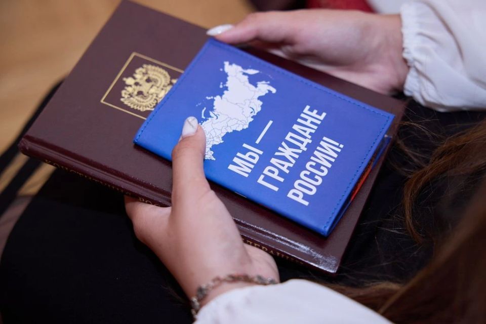Исполняющий обязанности председателя Законодательного Собрания Владимирской области Дмитрий Рожков принял участие во вручении паспортов активистам Движения Первых Исполняющий обязанности председателя Законодательного Собрания Владимирской области Дмитрий Рожков принял участие во вручении паспортов активистам Движения Первых