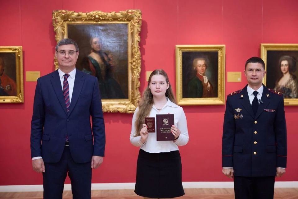 Исполняющий обязанности председателя Законодательного Собрания Владимирской области Дмитрий Рожков принял участие во вручении паспортов активистам Движения Первых Исполняющий обязанности председателя Законодательного Собрания Владимирской области Дмитрий Рожков принял участие во вручении паспортов активистам Движения Первых