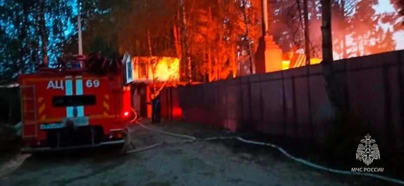 В деревне Анино из-за неисправной электропроводки сгорел дом В деревне Анино из-за неисправной электропроводки сгорел дом