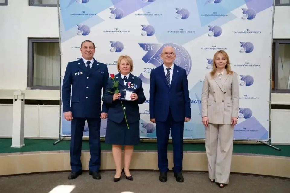 Заместитель руководителя Федерального казначейства Александр Михайлик, начальник Управления по надзору за аудиторской деятельностью Федерального казначейства Людмила Муромцева, врио руководителя Управления Федерального... Заместитель руководителя Федерального казначейства Александр Михайлик, начальник Управления по надзору за аудиторской деятельностью Федерального казначейства Людмила Муромцева, врио руководителя Управления Федерального...
