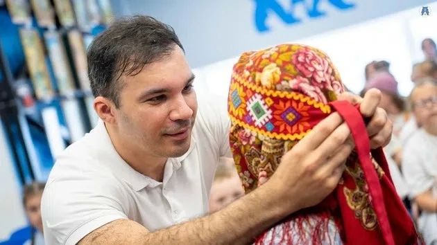 Этнопутешествие по России. Сколько народностей проживает в России? Что интересного и самобытного есть в культуре и обычаях каждого? Об этом, а еще о многовековой дружбе таких разных и непохожих друг на друга народов говорили... Этнопутешествие по России. Сколько народностей проживает в России? Что интересного и самобытного есть в культуре и обычаях каждого? Об этом, а еще о многовековой дружбе таких разных и непохожих друг на друга народов говорили...