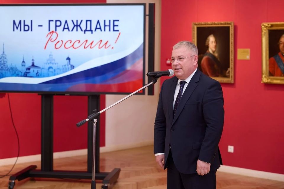 Исполняющий обязанности председателя Законодательного Собрания Владимирской области Дмитрий Рожков принял участие во вручении паспортов активистам Движения Первых Исполняющий обязанности председателя Законодательного Собрания Владимирской области Дмитрий Рожков принял участие во вручении паспортов активистам Движения Первых