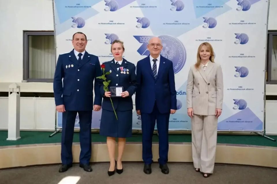 Заместитель руководителя Федерального казначейства Александр Михайлик, начальник Управления по надзору за аудиторской деятельностью Федерального казначейства Людмила Муромцева, врио руководителя Управления Федерального... Заместитель руководителя Федерального казначейства Александр Михайлик, начальник Управления по надзору за аудиторской деятельностью Федерального казначейства Людмила Муромцева, врио руководителя Управления Федерального...