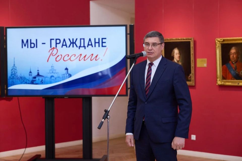 Исполняющий обязанности председателя Законодательного Собрания Владимирской области Дмитрий Рожков принял участие во вручении паспортов активистам Движения Первых Исполняющий обязанности председателя Законодательного Собрания Владимирской области Дмитрий Рожков принял участие во вручении паспортов активистам Движения Первых