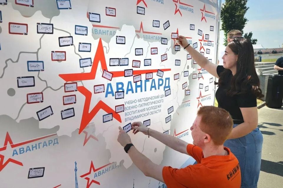 В День России во Владимире прошла патриотическая акция «Россия в моём сердце» В День России во Владимире прошла патриотическая акция «Россия в моём сердце»