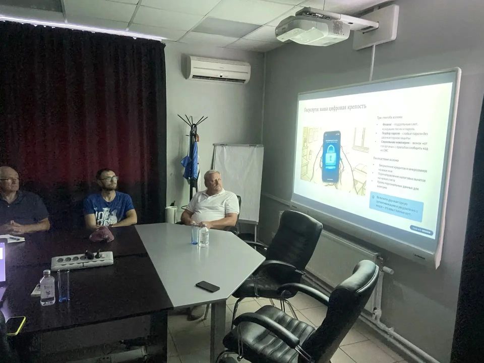 Собинский межрайонный прокурор Андрей Широких встретился с руководством и трудовым коллективом НПАО «ДеХес» Собинский межрайонный прокурор Андрей Широких встретился с руководством и трудовым коллективом НПАО «ДеХес»