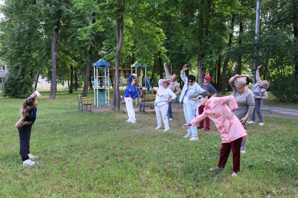 Заряд бодрости в сквере на Сосновой! В сквере на улице Сосновой прошла зарядка и мастер-класс по скандинавской ходьбе от тренера-преподавателя по спортивной гимнастике СШОР «Арена спорта» Анастасии Агафоновой Заряд бодрости в сквере на Сосновой! В сквере на улице Сосновой прошла зарядка и мастер-класс по скандинавской ходьбе от тренера-преподавателя по спортивной гимнастике СШОР «Арена спорта» Анастасии Агафоновой