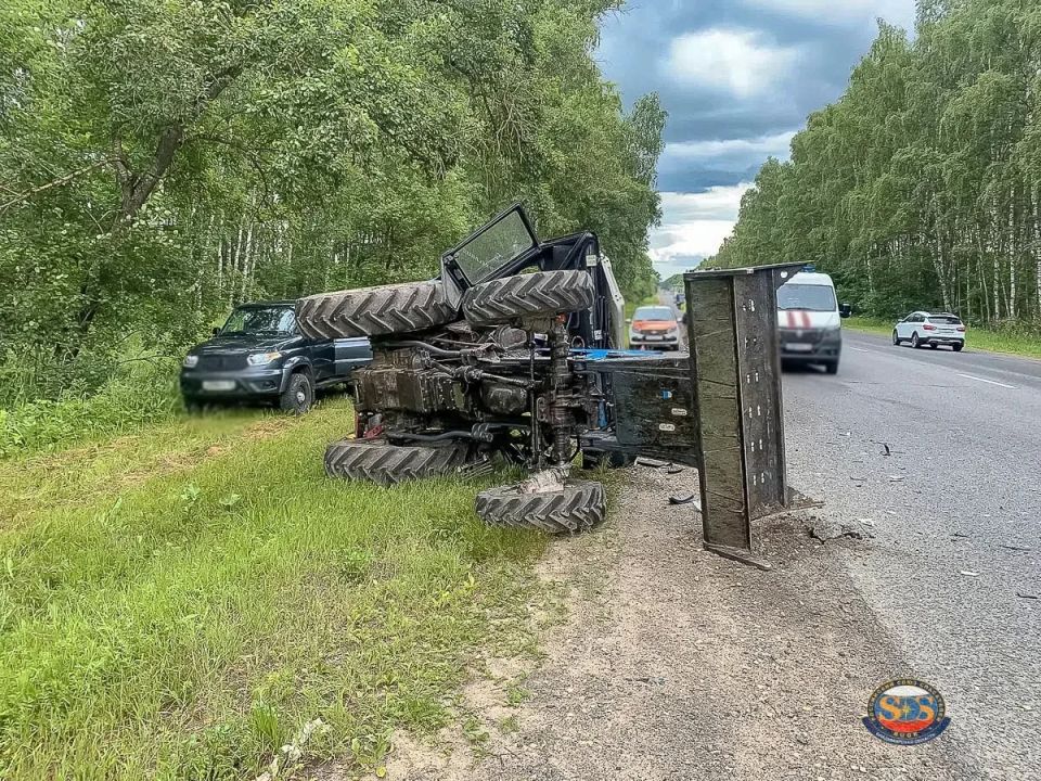 На трассе М-7 в Камешковском округе тракторист столкнулся с бензовозом На трассе М-7 в Камешковском округе тракторист столкнулся с бензовозом