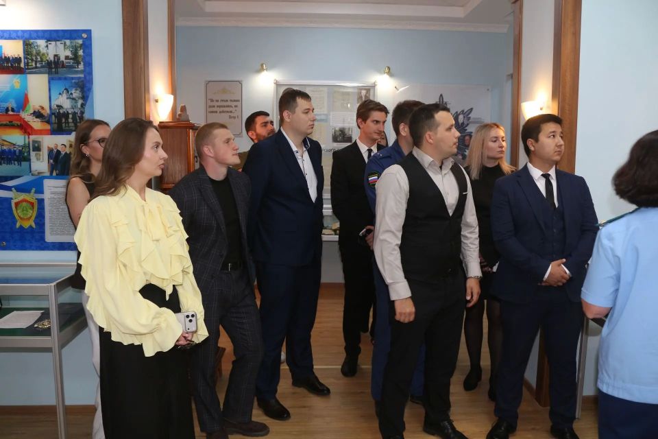 В прокуратуре региона организована встреча молодых специалистов надзорного ведомства с ветераном СВО Романом Хандовым В прокуратуре региона организована встреча молодых специалистов надзорного ведомства с ветераном СВО Романом Хандовым