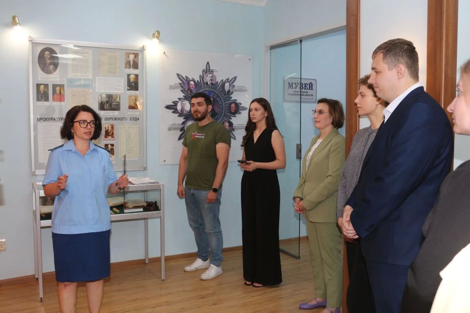 В прокуратуре региона организована встреча молодых специалистов надзорного ведомства с ветераном СВО Романом Хандовым В прокуратуре региона организована встреча молодых специалистов надзорного ведомства с ветераном СВО Романом Хандовым