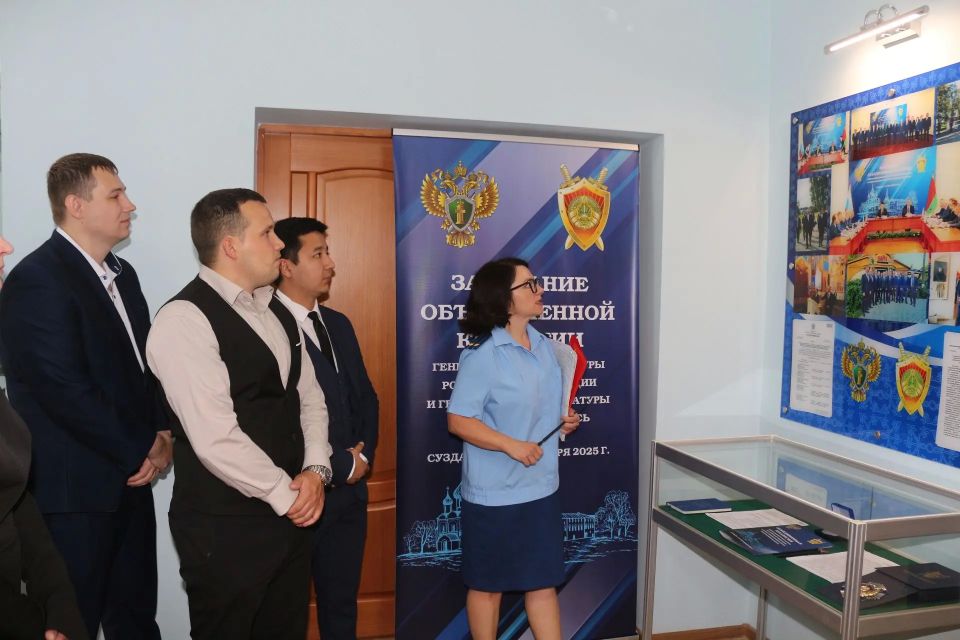 В прокуратуре региона организована встреча молодых специалистов надзорного ведомства с ветераном СВО Романом Хандовым В прокуратуре региона организована встреча молодых специалистов надзорного ведомства с ветераном СВО Романом Хандовым
