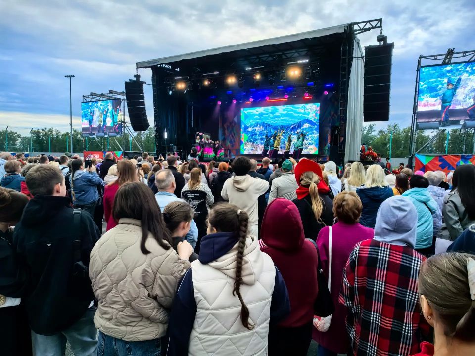 В Коврове на площадке мотодрома ярко и звучно прошёл концерт марафона «Песни России» Он стал настоящим праздником народной музыки и любви к родной земле В Коврове на площадке мотодрома ярко и звучно прошёл концерт марафона «Песни России» Он стал настоящим праздником народной музыки и любви к родной земле