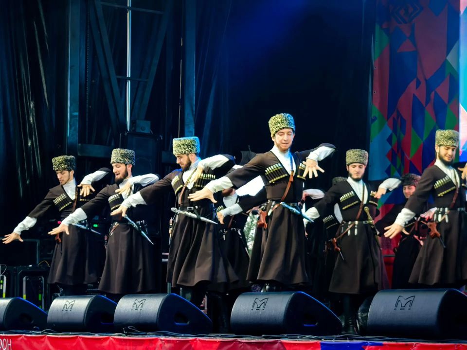 В Коврове на площадке мотодрома ярко и звучно прошёл концерт марафона «Песни России» Он стал настоящим праздником народной музыки и любви к родной земле В Коврове на площадке мотодрома ярко и звучно прошёл концерт марафона «Песни России» Он стал настоящим праздником народной музыки и любви к родной земле