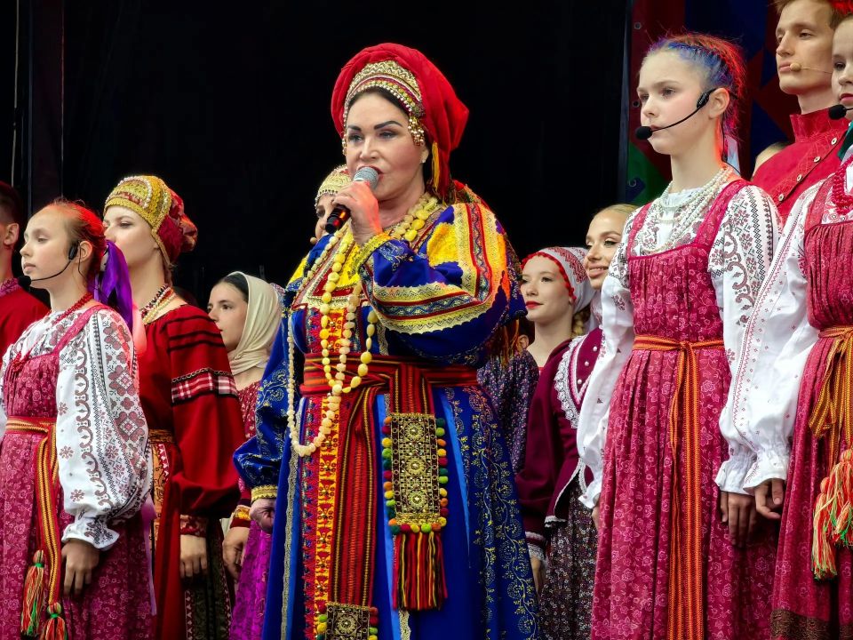 В Коврове на площадке мотодрома ярко и звучно прошёл концерт марафона «Песни России» Он стал настоящим праздником народной музыки и любви к родной земле В Коврове на площадке мотодрома ярко и звучно прошёл концерт марафона «Песни России» Он стал настоящим праздником народной музыки и любви к родной земле
